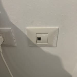 שקע רשת בקיר עם חיבור כבל