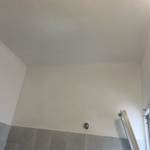 קיר ותקרה צבועים עם אריחים אפורים