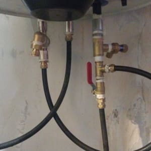חיבורים וצינורות מתחת לדוד שמש