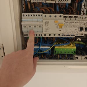 לוח חשמל עם חוטים ומפסקים