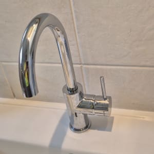 ברז וכיור בחדר אמבטיה עם סבון נוזלי