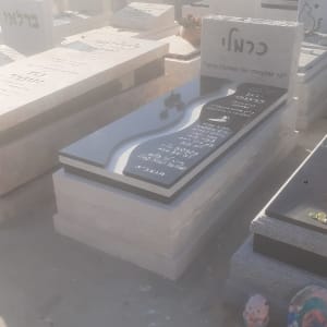 קברים עם מצבות שונות בבית עלמין