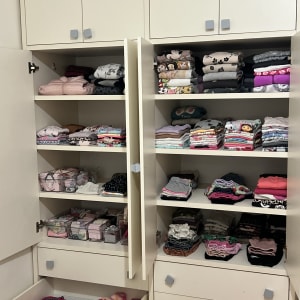 ארון בגדים מסודר עם בגדי ילדים מקופלים