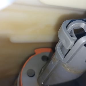 מנגנון פלסטיק אפור וכחול בתוך מיכל מים