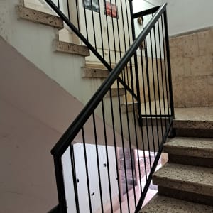 גרם מדרגות עם מעקה מתכת בבניין