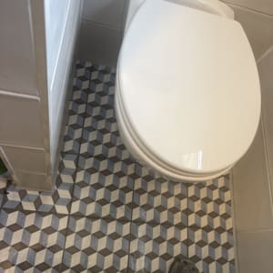 אסלה מותקנת על רצפה עם אריחים מעוצבים