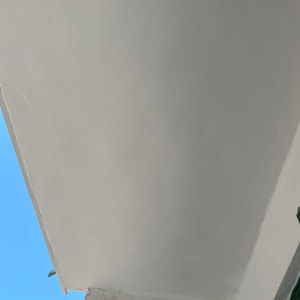 תקרה צבועה בלבן עם קיר לבן