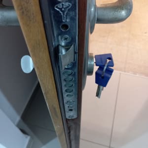 החלפת צילינדר ומנגנון מנעול בדלת עם מפתחות חדשים