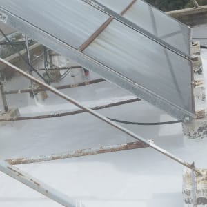 גג עם לוחות סולאריים ותשתית מתכתית