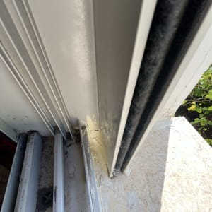 איטום חלון עם חומר איטום לבן