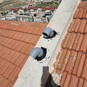 צינורות פלסטיק על גג רעפים עם איטום שחור