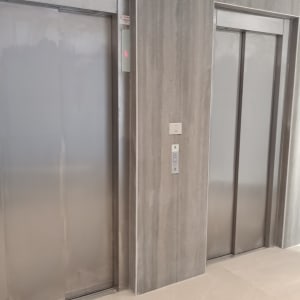 שני מעליות בקיר שיש אפור