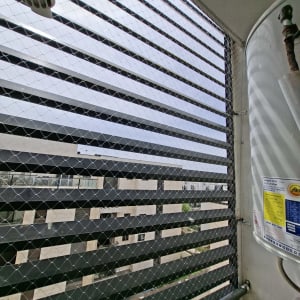 רשת למניעת כניסת יונים במרפסת