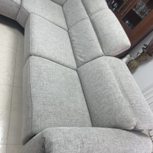 ספה אפורה בחדר עם ארון זכוכית