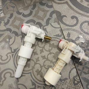 שני חלקי צנרת פלסטיק על רצפה מעוצבת