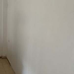 קיר גבס חלק עם רצפת אריחים