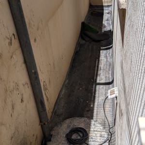 אזור חיצוני עם מכסה ביוב וכבל חשמלי