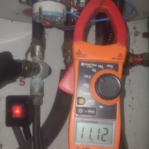 מד מתח מחובר לצנרת במערכת חימום מים