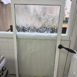 חלון עם סבון בתהליך ניקוי במטבח