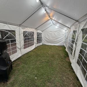 אוהל לבן עם תאורה על דשא ירוק