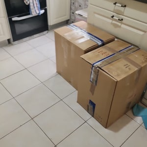 שתי קופסאות קרטון ארוזות עם סרט דבק על הרצפה