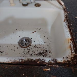 כיור מלוכלך עם שאריות לכלוך על שיש כהה