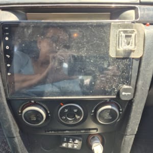 מערכת מולטימדיה ברכב עם כפתורים ותצוגה