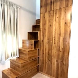 ארון עץ עם מדרגות מובנות בצד