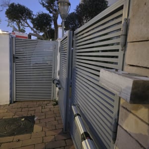 שערים חשמליים עם מנגנון פתיחה אוטומטי בחצר