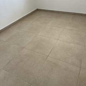 רצפה נקייה עם אריחים בהירים