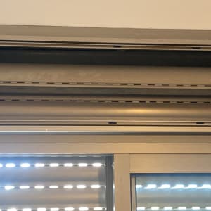 תריסים מותקנים בחלון עם אור חודר