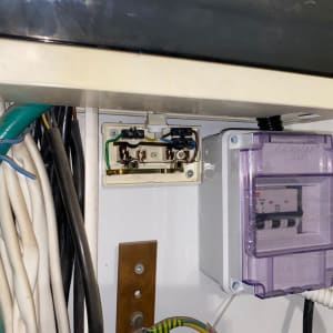 תמונה של לוח חשמל עם חוטים ומתגים