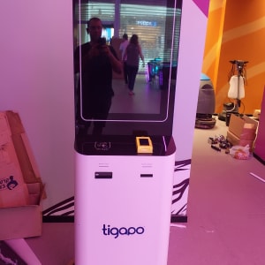 עמדת תשלום דיגיטלית עם מסך ומכשיר תשלום