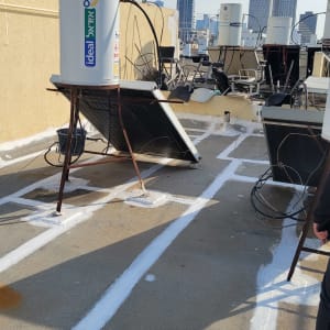 איטום גג עם חומר לבן סביב דודי שמש