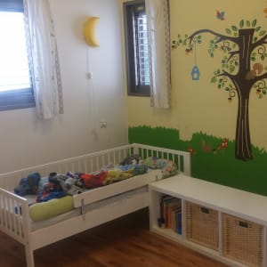 ציור עץ עם עלים, סנאי וציפורים על הקיר