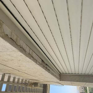 תקרת לוחות מתכת עם איטום בין הלוחות