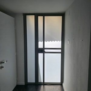 דלת אלומיניום עם זכוכית חלבית בחדר פנימי