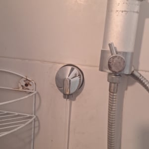 ברז מים, צינור מתכת, מתקן מקלחת