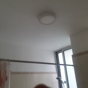 תקרה צבועה בלבן עם מנורה עגולה