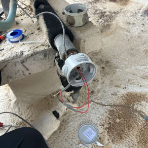 חיבורי צינורות וחוטים על גג