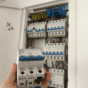 לוח חשמל עם חוטים ומפסק חשמלי ביד