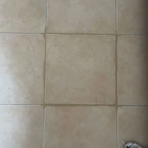 רצפת אריחים עם רובה בין החריצים