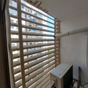 רשת מתכת מותקנת על חלון למניעת כניסת יונים