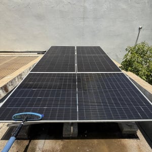 פאנלים סולאריים על גג עם מברשת ניקוי