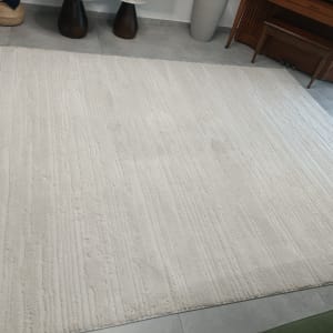 שטיח בהיר על רצפת אריחים