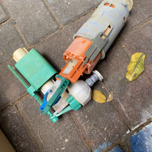 חלקי פלסטיק צבעוניים של מערכת אינסטלציה על רצפה