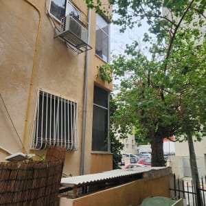 גג פלסטיק לבן מעל אזור פחי אשפה