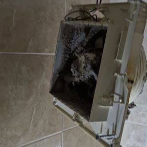 מאוורר תקרה מפורק עם חוטי חשמל חשופים