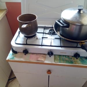 כיריים גז עם סירים ומחבת במטבח