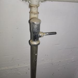 צינור מתכת עם ברז וידית מתכת